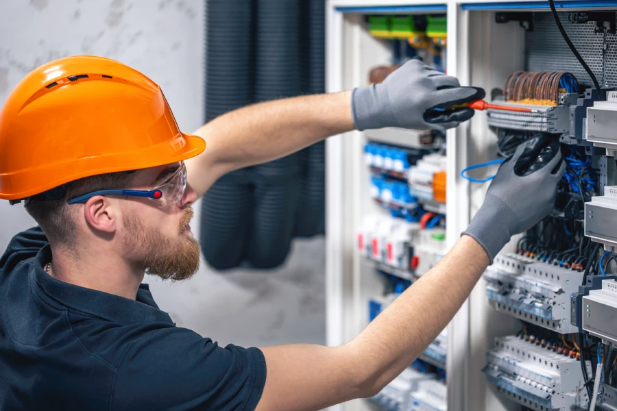 Professional Electrical Contractor in Fayetteville, AR Professional Electrical Contractor in Fayetteville, AR
